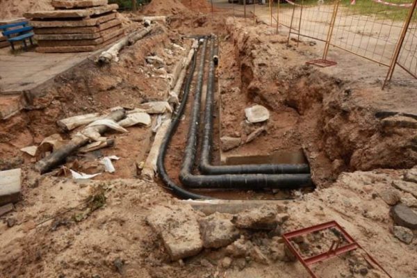 replacing-old-sewer-and-water-mains-768×512 replacing-old-sewer-and-water-mains-768x512